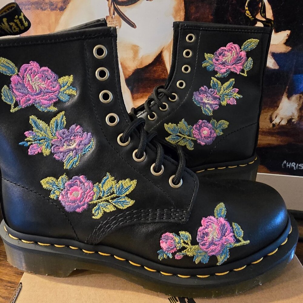 Dr. Doc Martens 1460 Vonda II Women’s 5 Black Leather 8-Eye Lace Up Ankle Boots